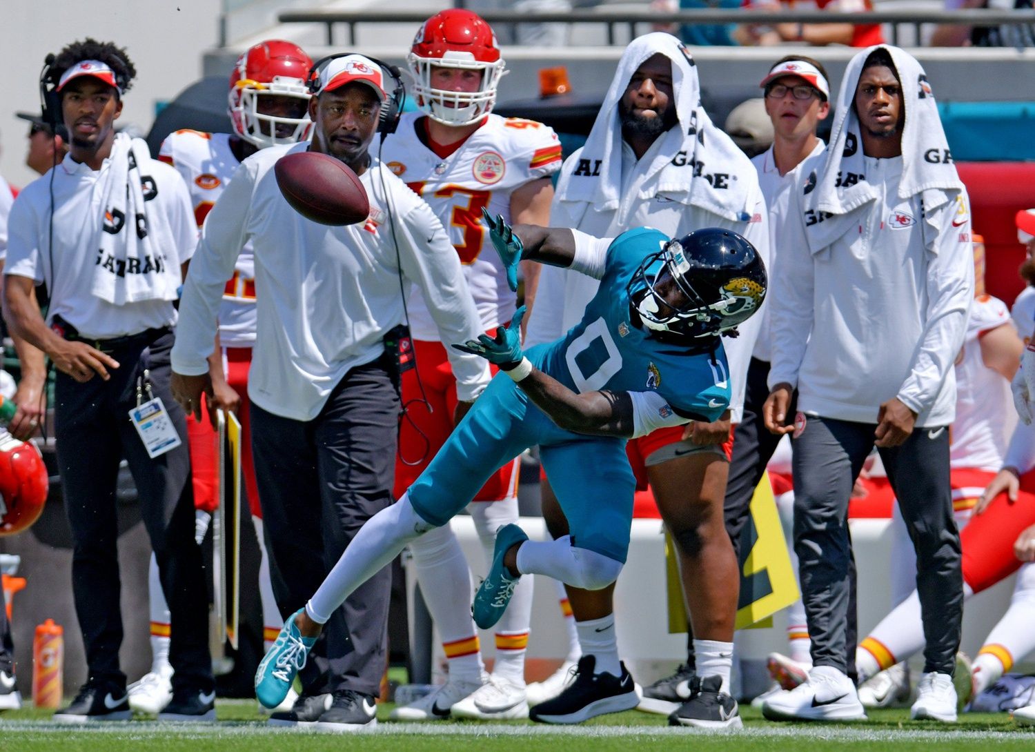 Jacksonville Jaguars wide receiver Calvin Ridley (0) stretches for a late first-quarter pass which he was unable to maintain control of as he went out of bounds.