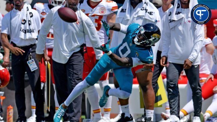 Jacksonville Jaguars wide receiver Calvin Ridley (0) stretches for a late first-quarter pass which he was unable to maintain control of as he went out of bounds.