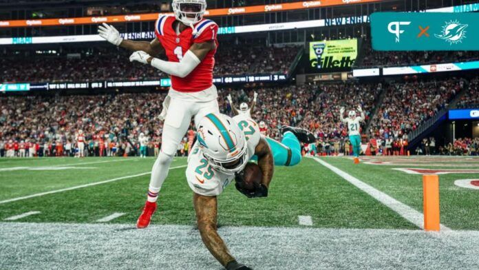 Miami Dolphins CB Xavien Howard (25) intercepts a pass against the New England Patriots.