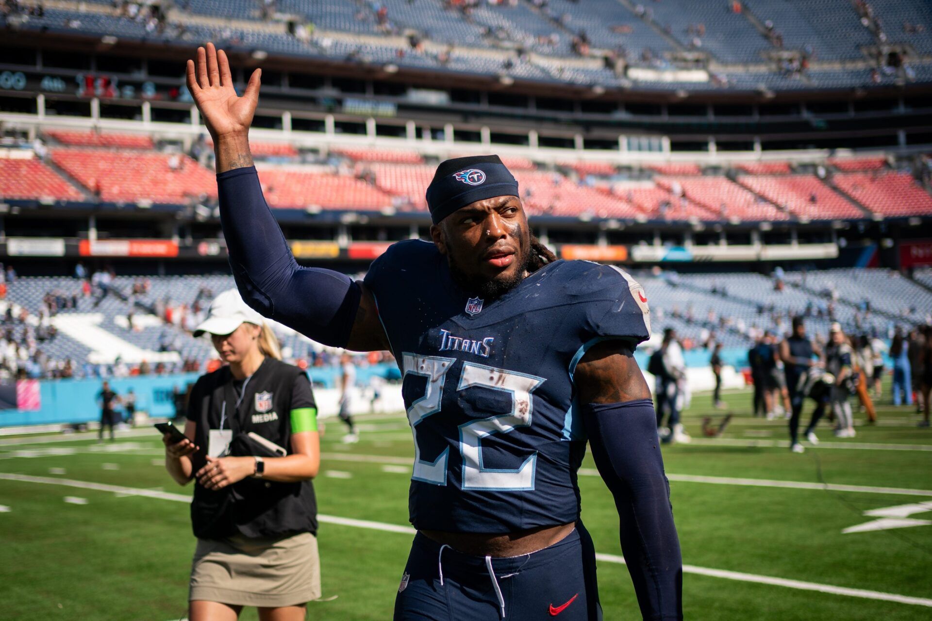 Tennessee Titans RB Derrick Henry (22) waves to the fans.