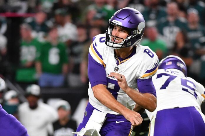 Kirk Cousins (8) against the Philadelphia Eagles at Lincoln Financial Field.