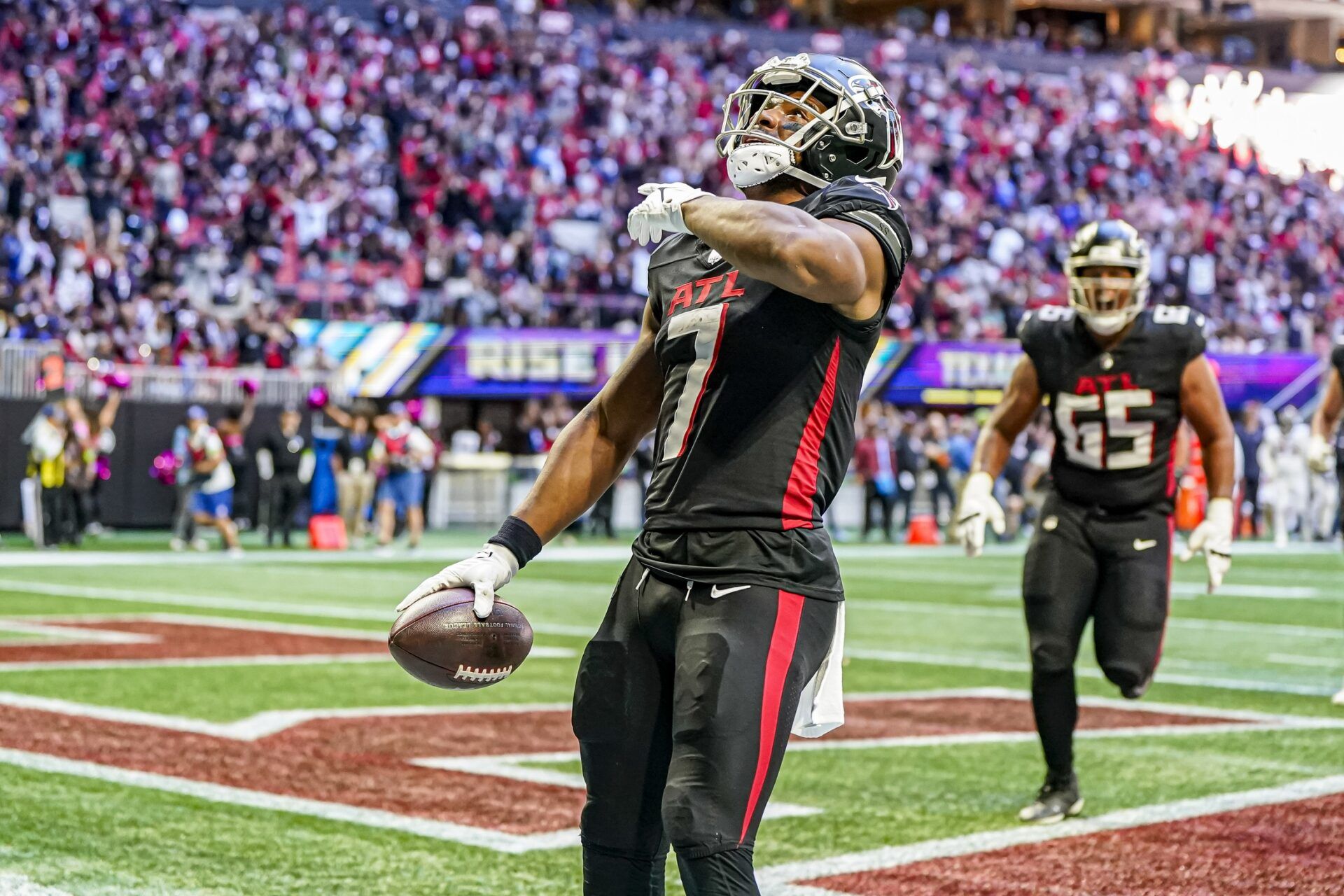 Bijan Robinson (7) reacts after running for a touchdown after catching a pass against the Houston Texans during the second half at Mercedes-Benz Stadium.