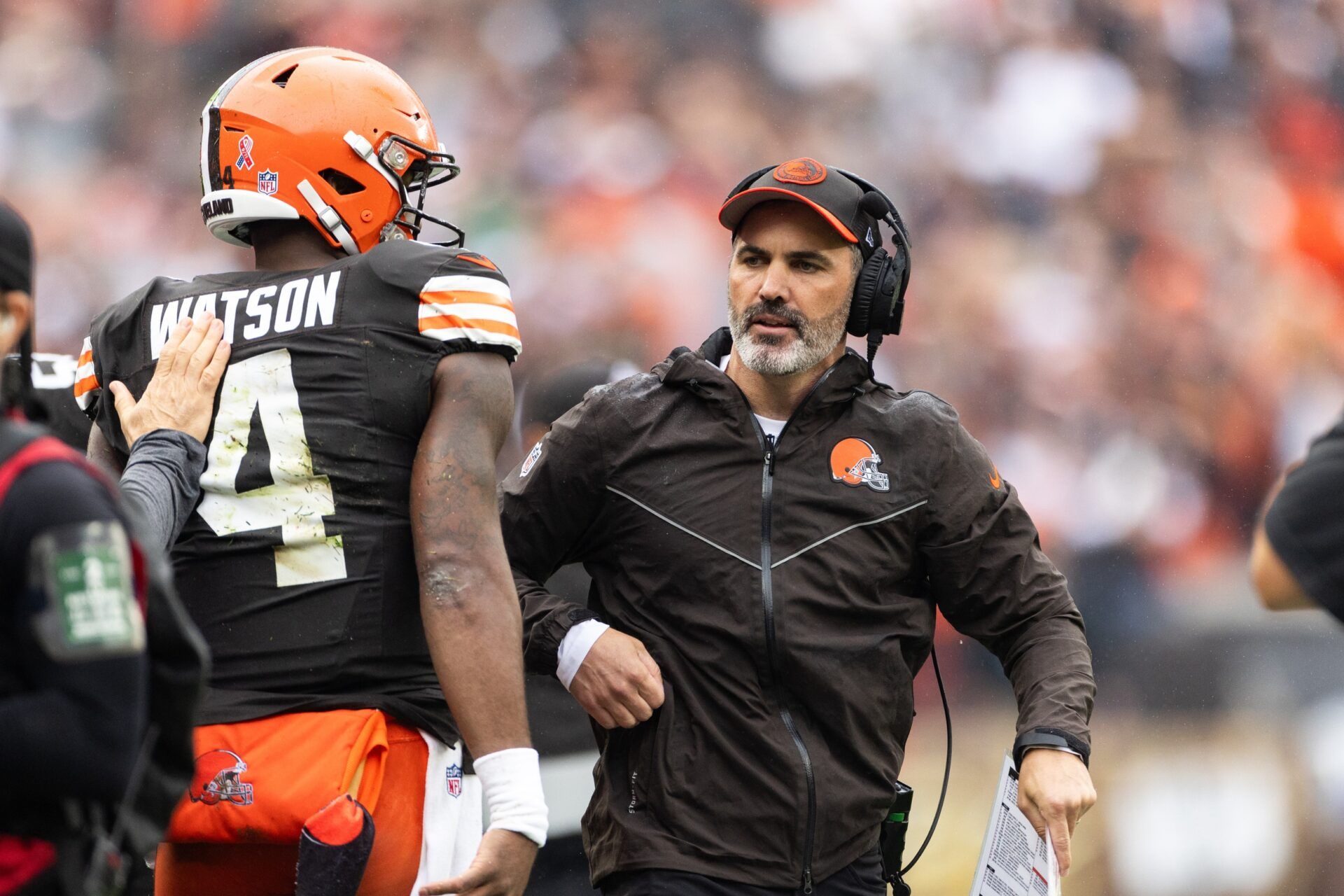 Kevin Stefanski congratulates quarterback Deshaun Watson (4) for his touchdown run against the Cincinnati Bengals during the second quarter at Cleveland Browns Stadium.