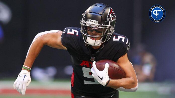 Atlanta Falcons wide receiver Drake London (5) runs after a catch against the Houston Texans in the second half at Mercedes-Benz Stadium.