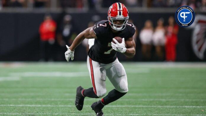 Atlanta Falcons running back Bijan Robinson (7) runs after a catch against the Washington Commanders in the second quarter at Mercedes-Benz Stadium.