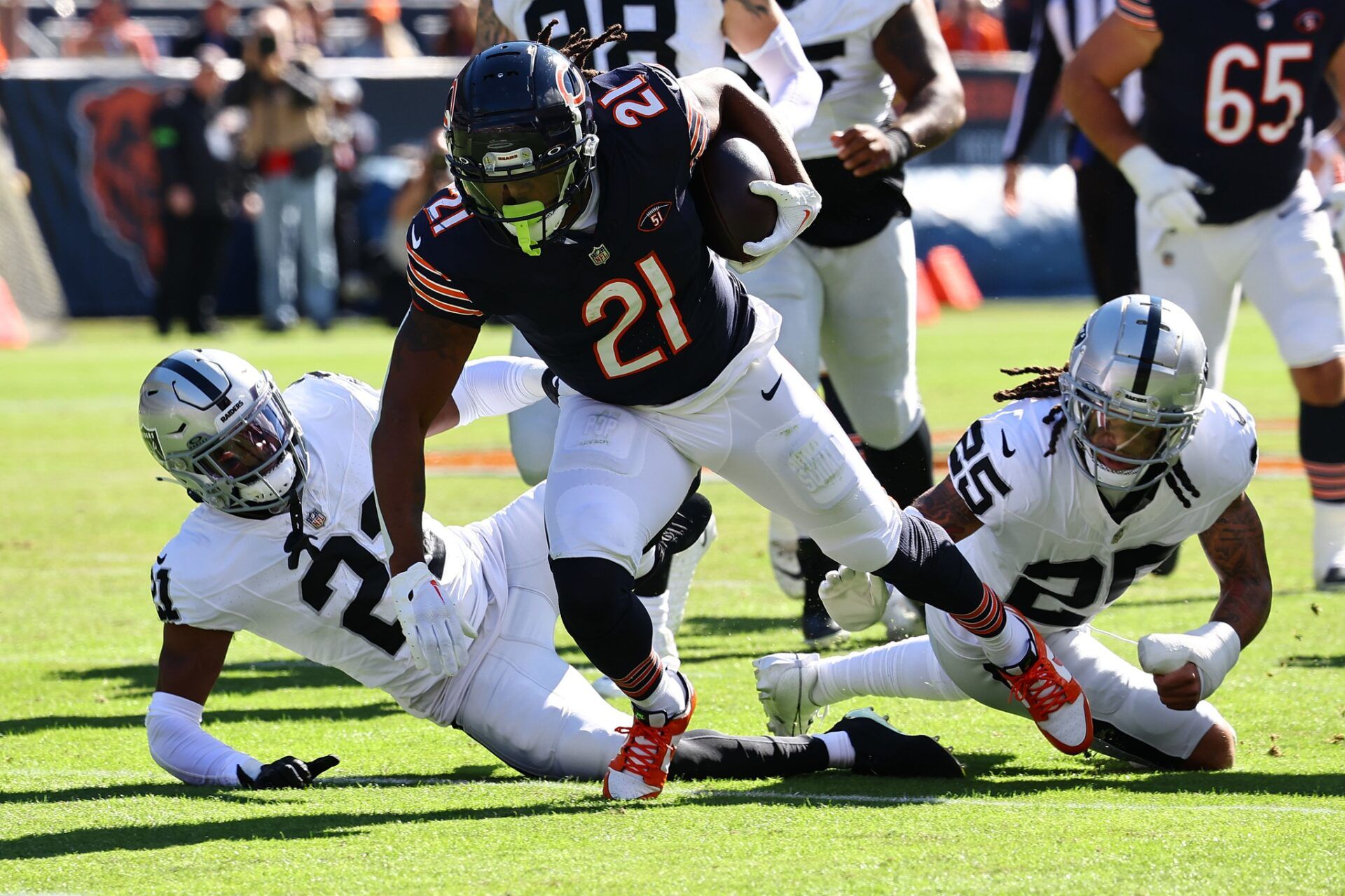 Chicago Bears RB D'Onta Foreman (21) runs the ball against the Las Vegas Raiders.