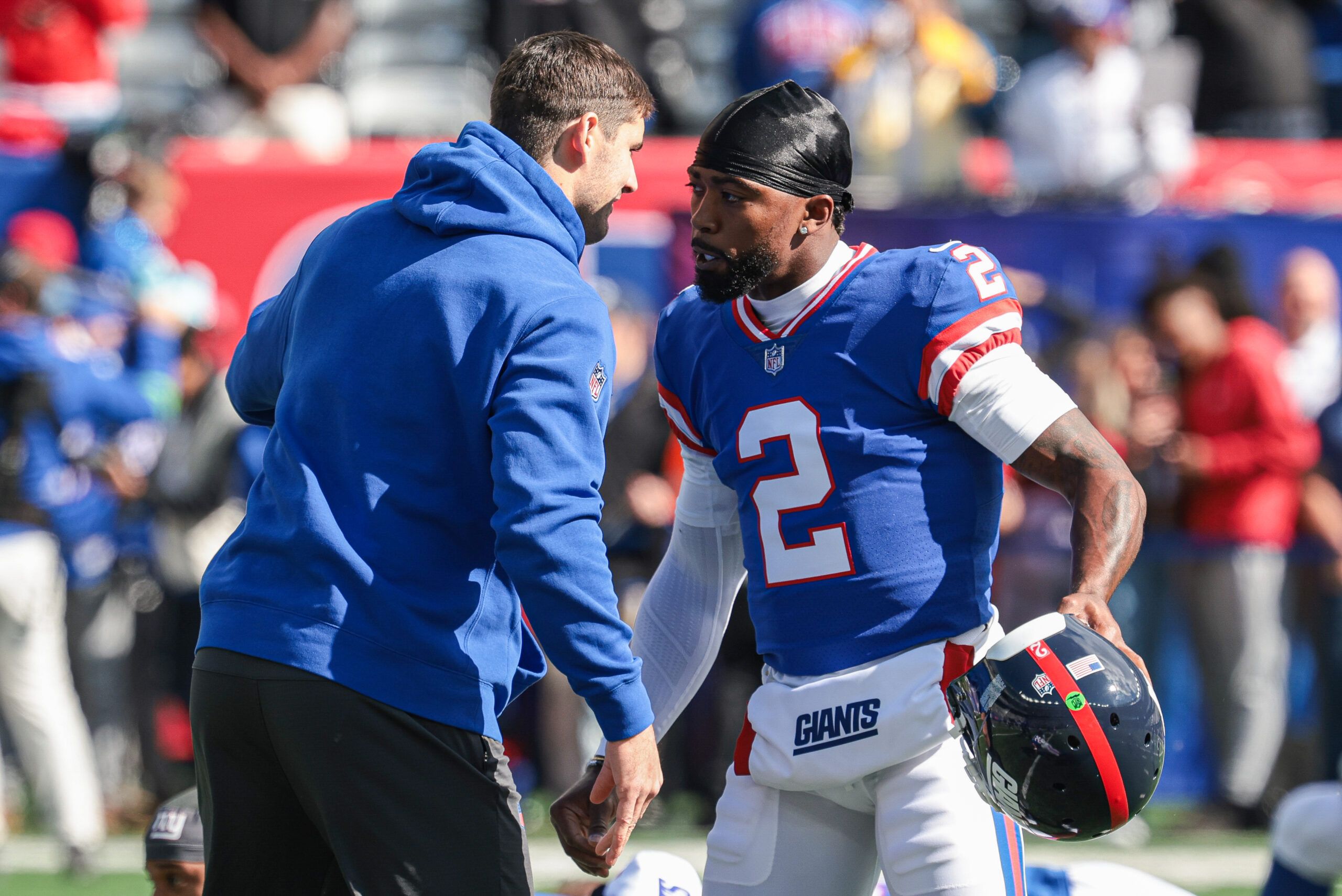 New York Giants quarterback Daniel Jones (left) talks with quarterback Tyrod Taylor (2) before the game against the Washington Commanders at MetLife Stadium.