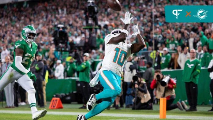 Tyreek Hill (10) makes a touchdown catch past Philadelphia Eagles cornerback James Bradberry (24) during the second quarter at Lincoln Financial Field.