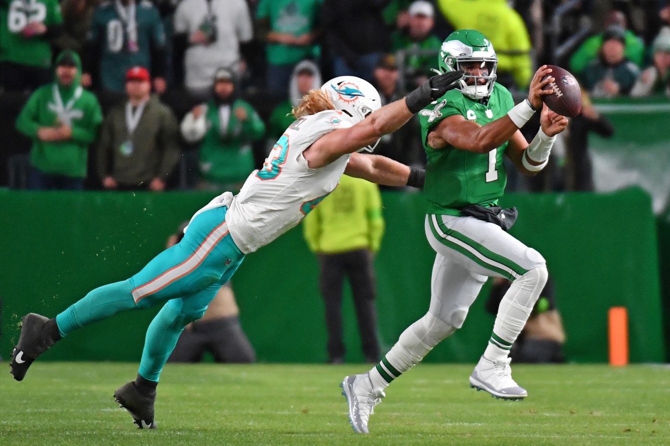 Philadelphia Eagles QB Jalen Hurts (1) tries to avoid Miami Dolphins LB Andrew Van Ginkel (43).