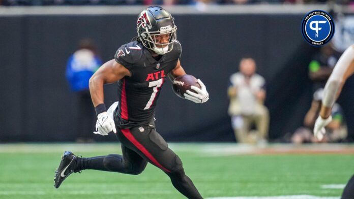 Atlanta Falcons running back Bijan Robinson (7) runs the ball against the Houston Texans at Mercedes-Benz Stadium.