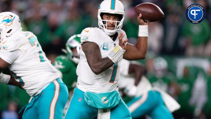 Tua Tagovailoa (1) passes the ball against the Philadelphia Eagles during the second quarter at Lincoln Financial Field.