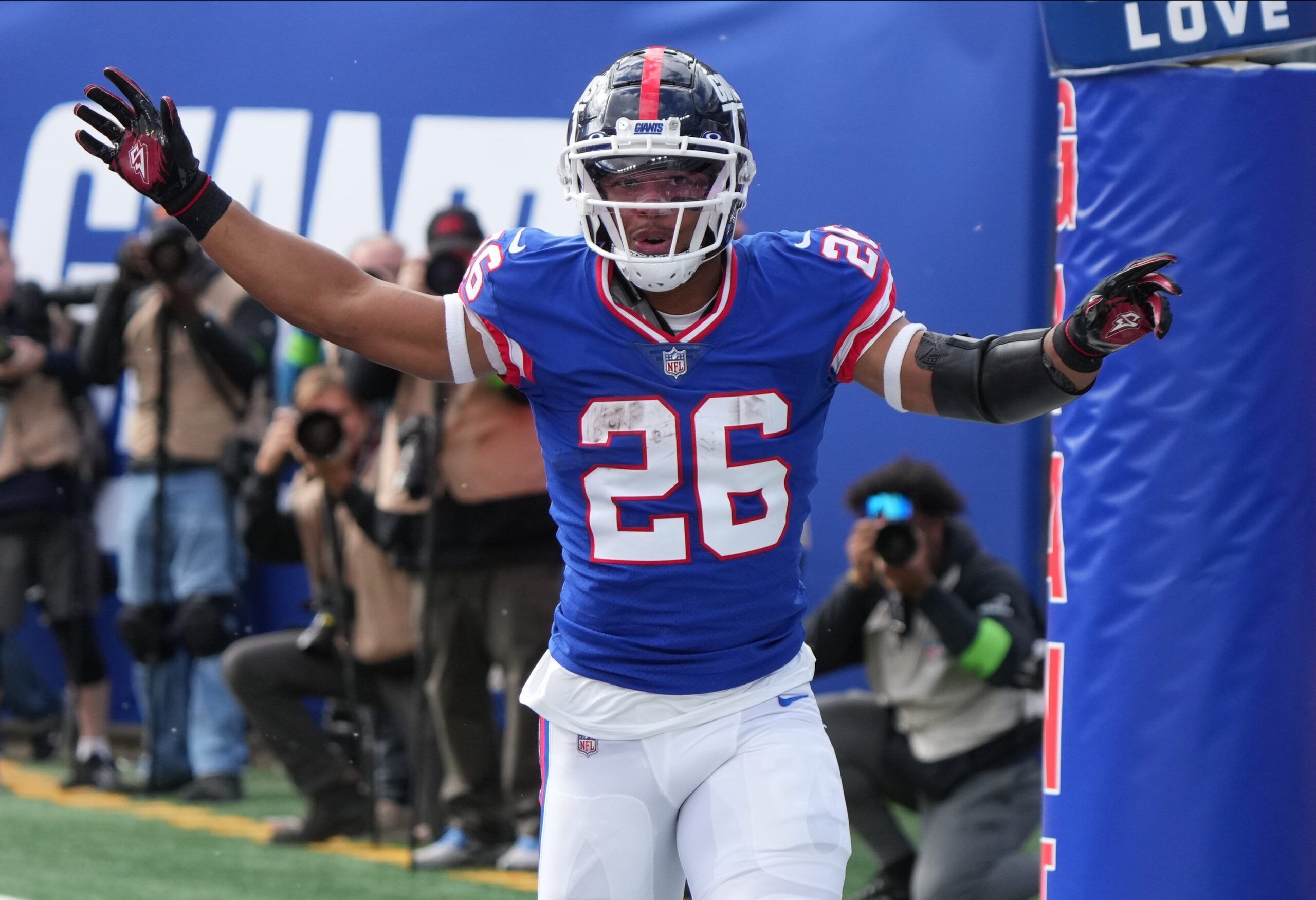 Saquon Barkley of the Giants scored a TD on a pass play in the first half. The NY Giants host the Washington Commanders at MetLife Stadium in East Rutherford, NJ on October 22, 2023.