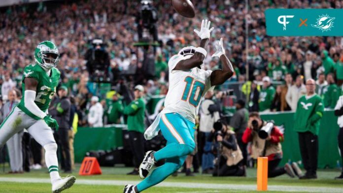 Miami Dolphins WR Tyreek Hill (10) catches a TD pass against the Philadelphia Eagles.