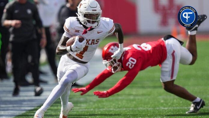 Texas Longhorns WR Xavier Worthy (1) runs with the ball against the Houston Cougars.