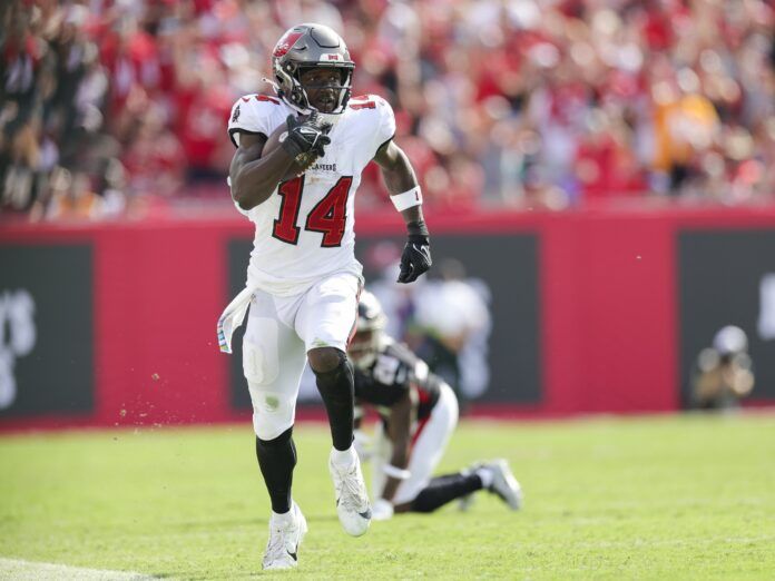 Chris Godwin (14) runs with the ball against the Atlanta Falcon in the fourth quarter at Raymond James Stadium.