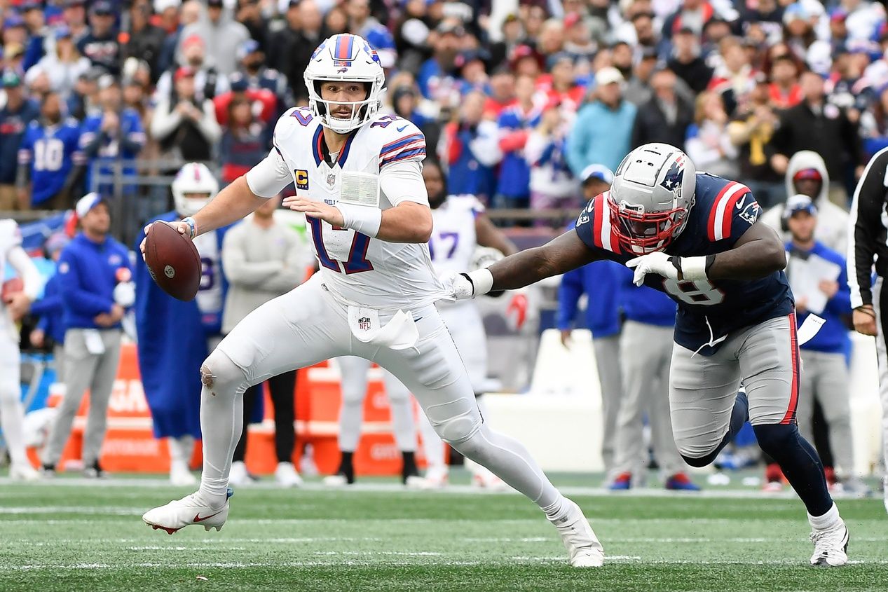 Buffalo Bills QB Josh Allen (17) scrambles against the New England Patriots.