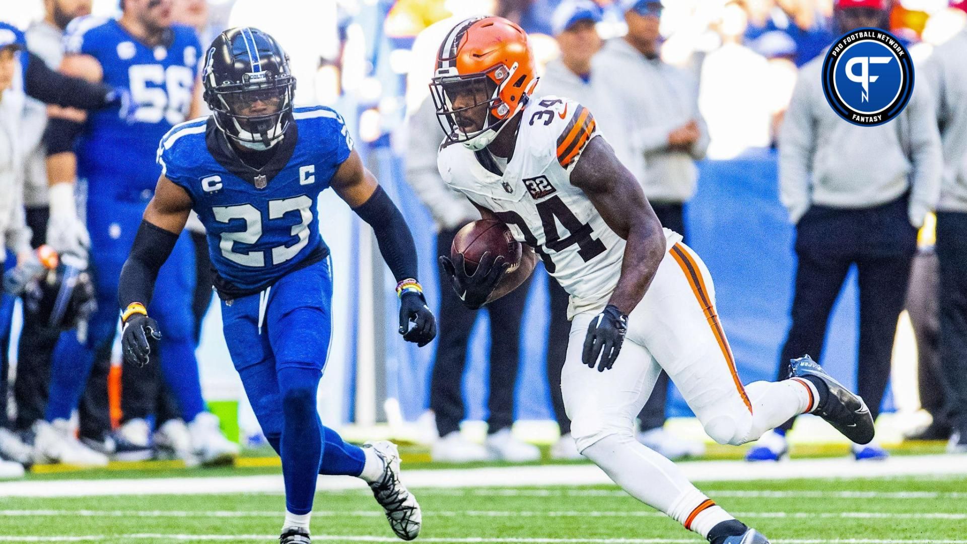 Cleveland Browns running back Jerome Ford (34) runs the ball while Indianapolis Colts cornerback Kenny Moore II (23) pursues in the second quarter at Lucas Oil Stadium.