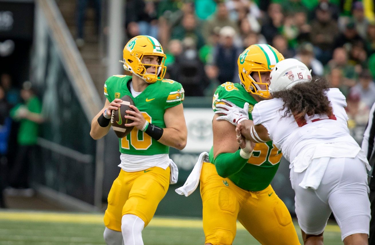 Bo Nix looks to pass as the No. 9 Oregon Ducks host Washington State.