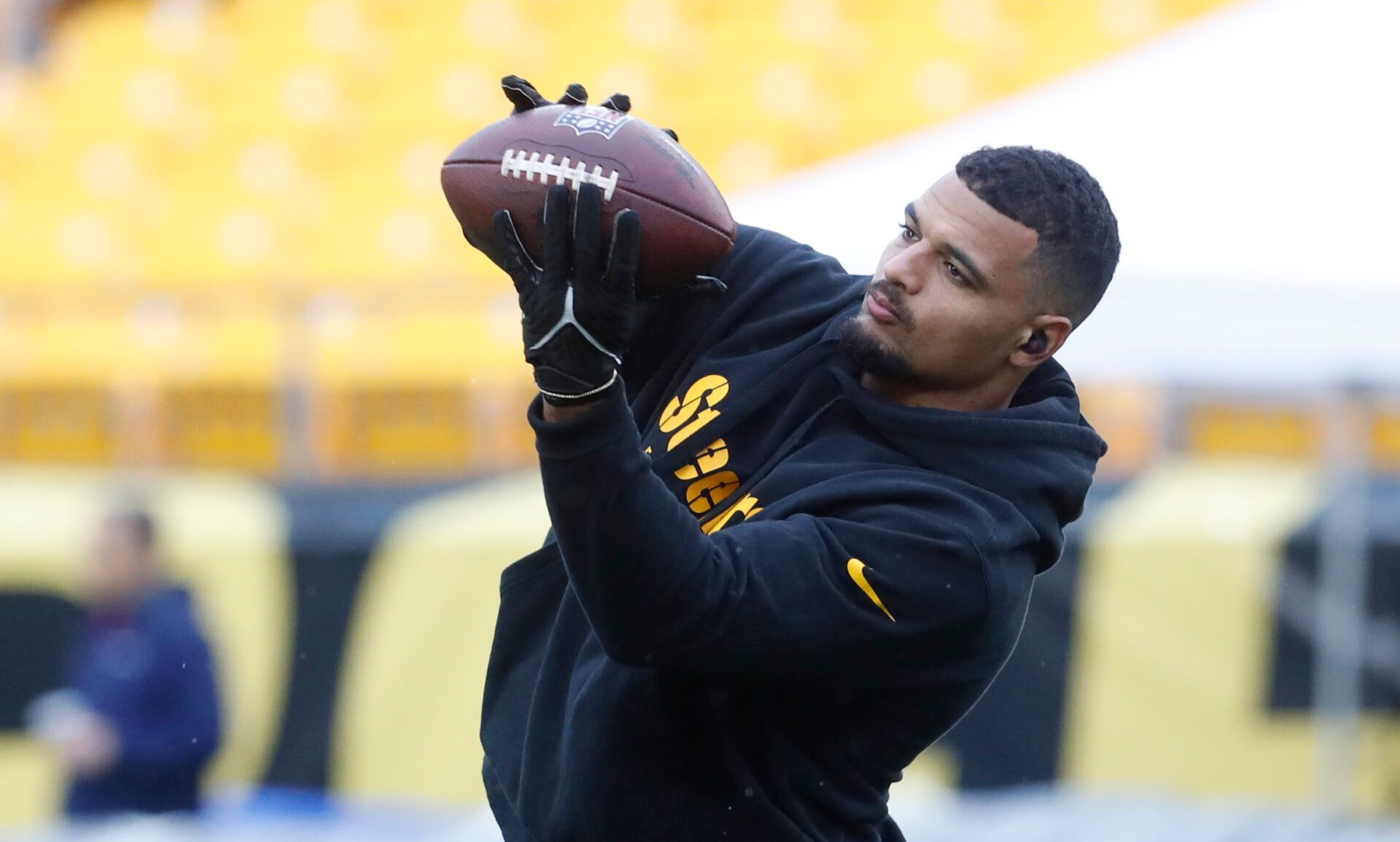 Pittsburgh Steelers safety Minkah Fitzpatrick warms up before a game.