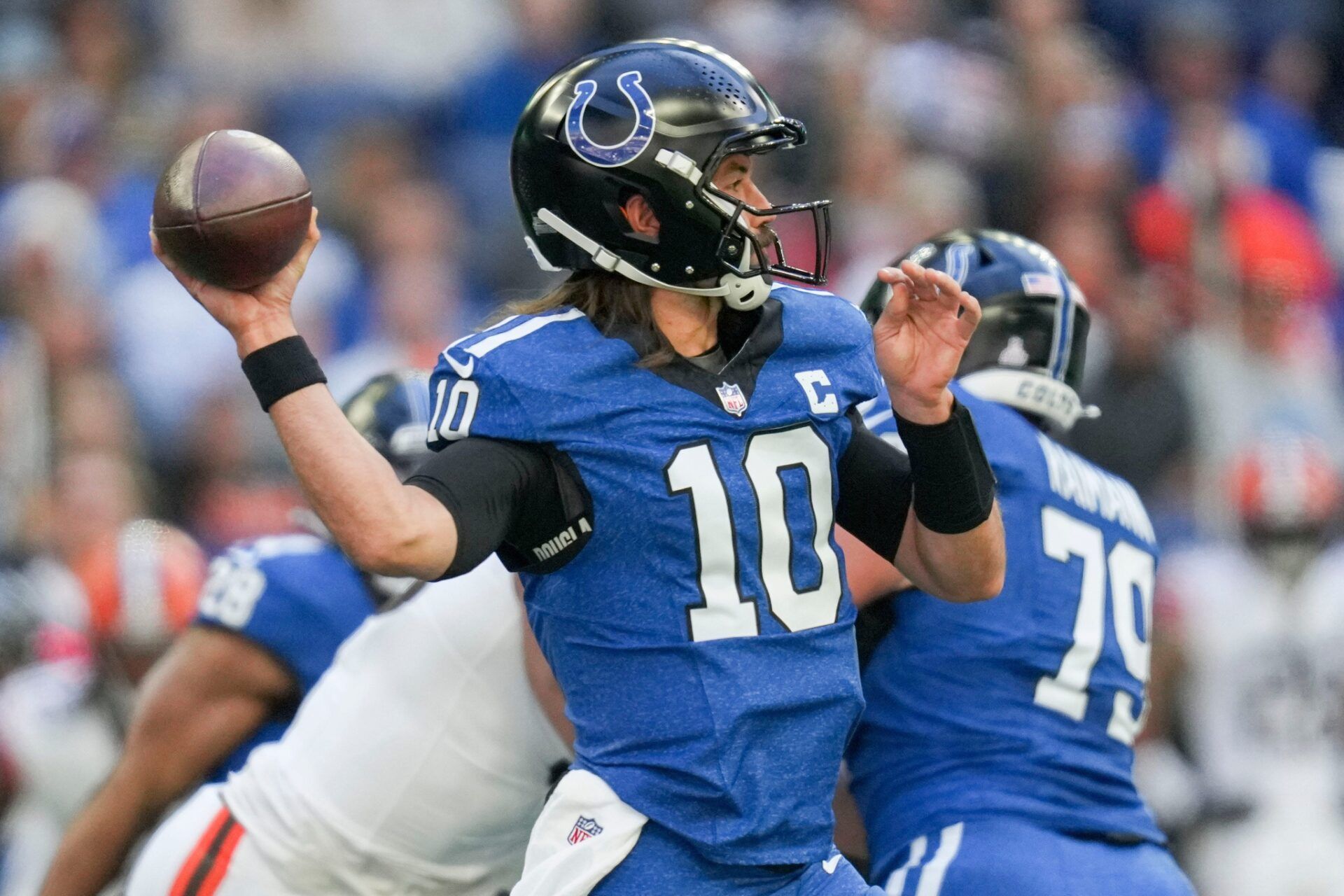 Indianapolis Colts QB Gardner Minshew (10) throws a pass against the Cleveland Browns.