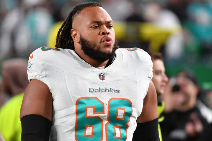 Miami Dolphins offensive tackle Robert Hunt (68) against the Philadelphia Eagles at Lincoln Financial Field.