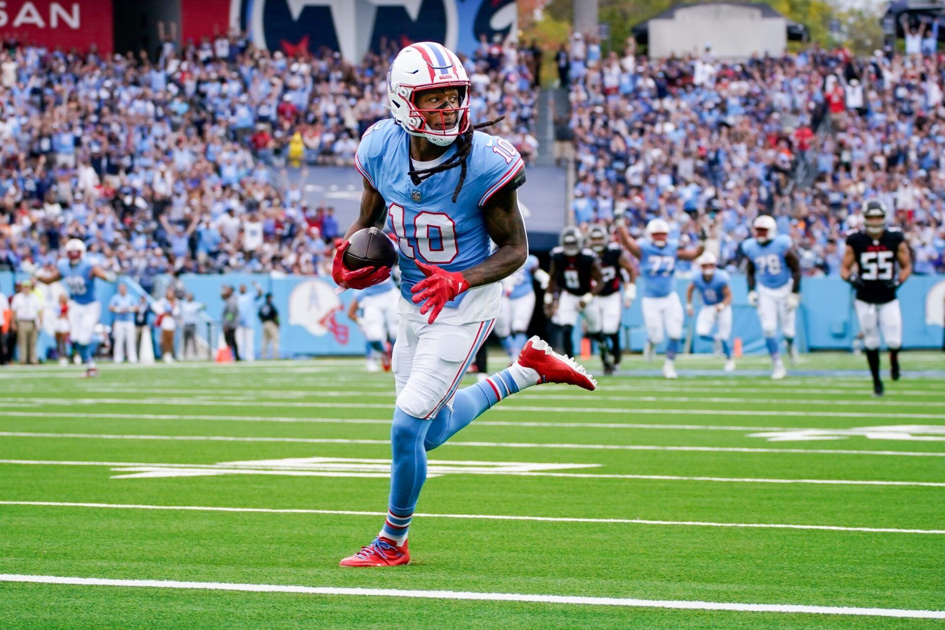 Tennessee Titans WR DeAndre Hopkins (10) runs into the end zone.