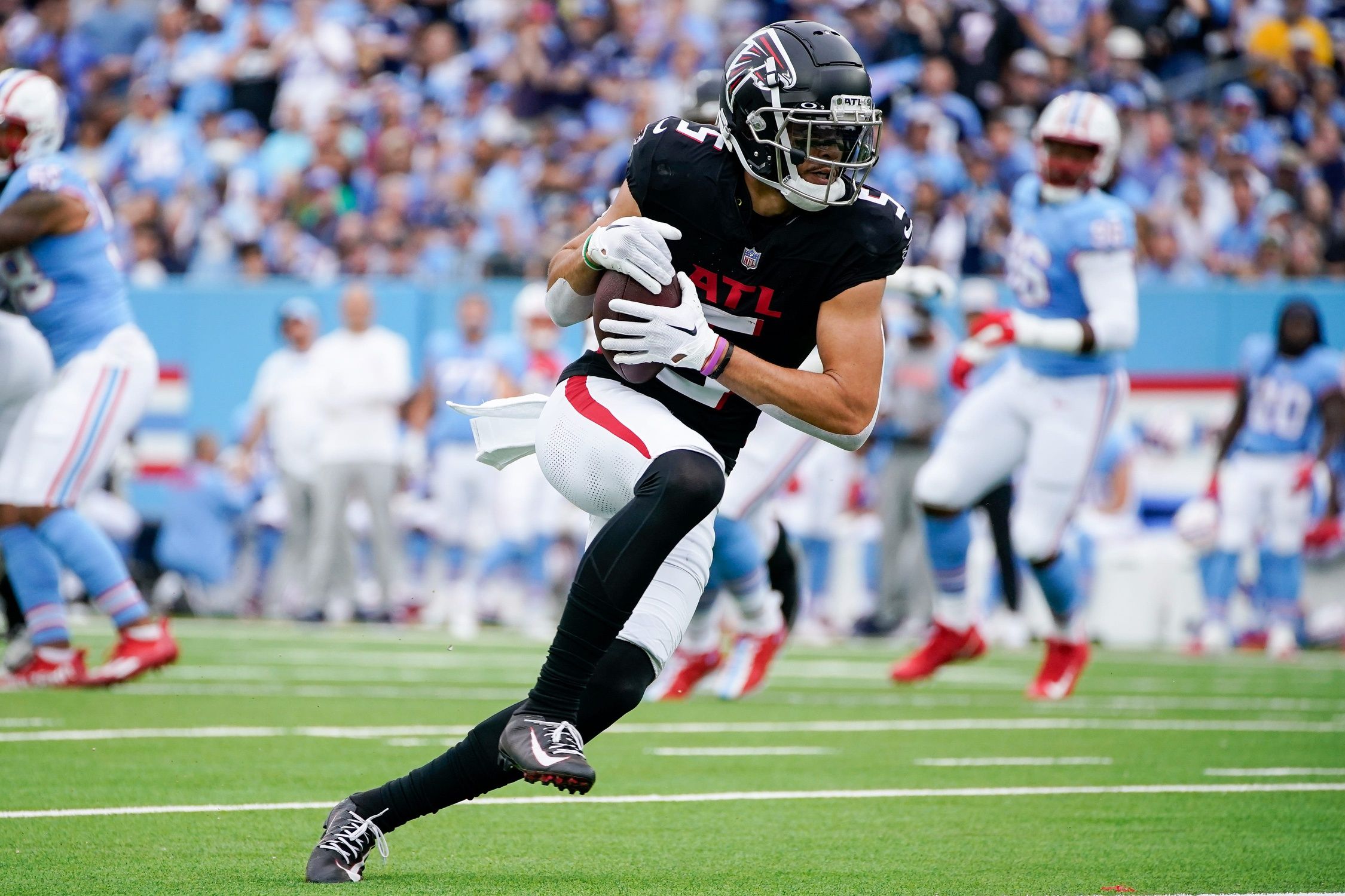 Atlanta Falcons WR Drake London (5) runs after the catch against the Tennessee Titans.