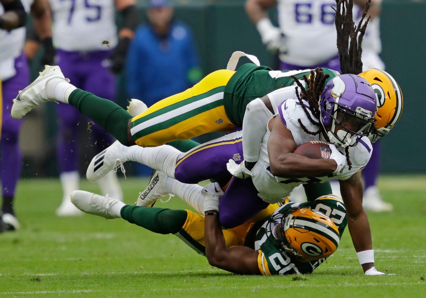 K.J. Osborn (17) dives for a first down on a reception against Green Bay Packers linebacker De'Vondre Campbell (59) and safety Rudy Ford (20).