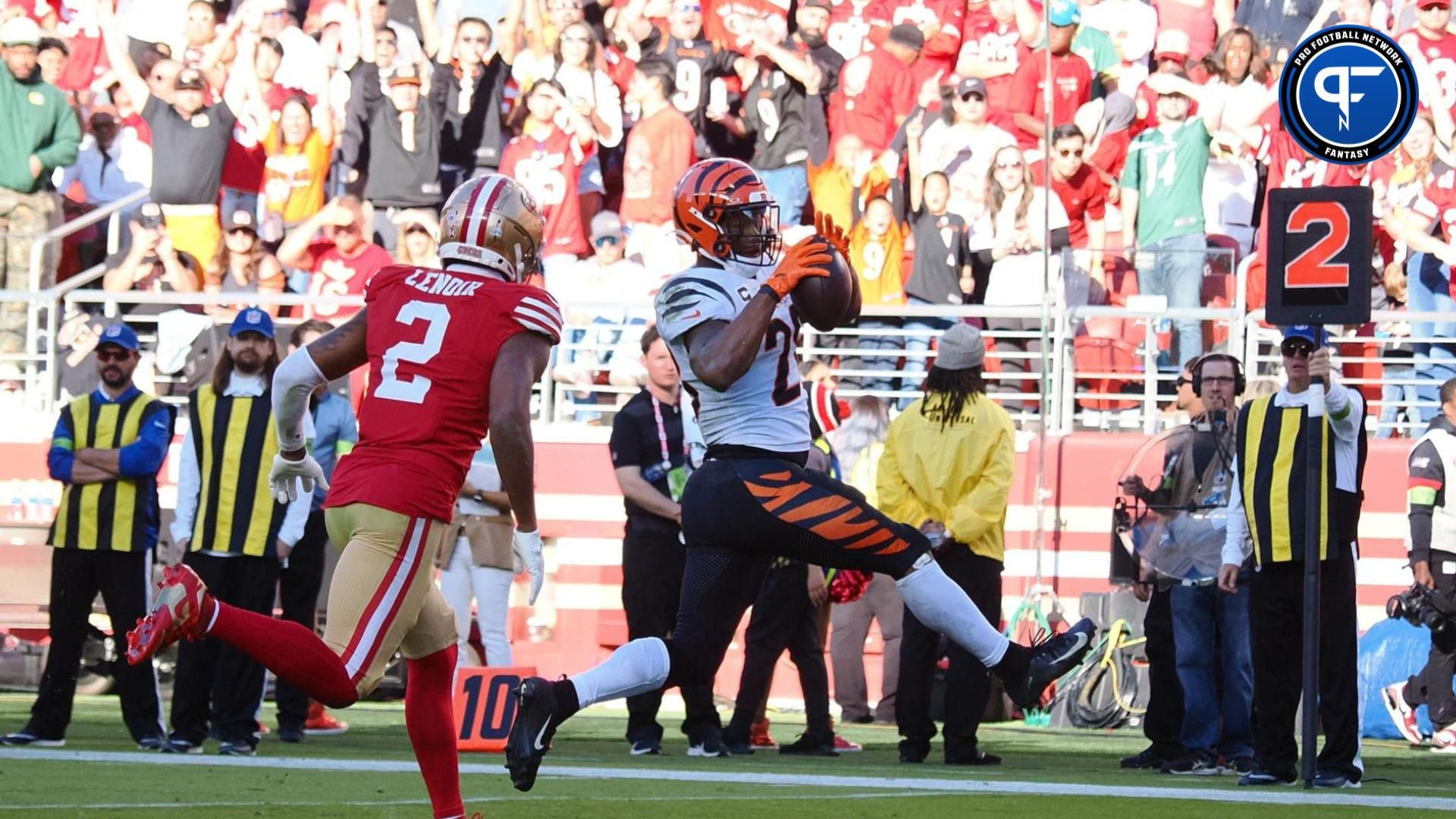 Cincinnati Bengals running back Joe Mixon (28) scores a touchdown against San Francisco 49ers cornerback Deommodore Lenoir (2).