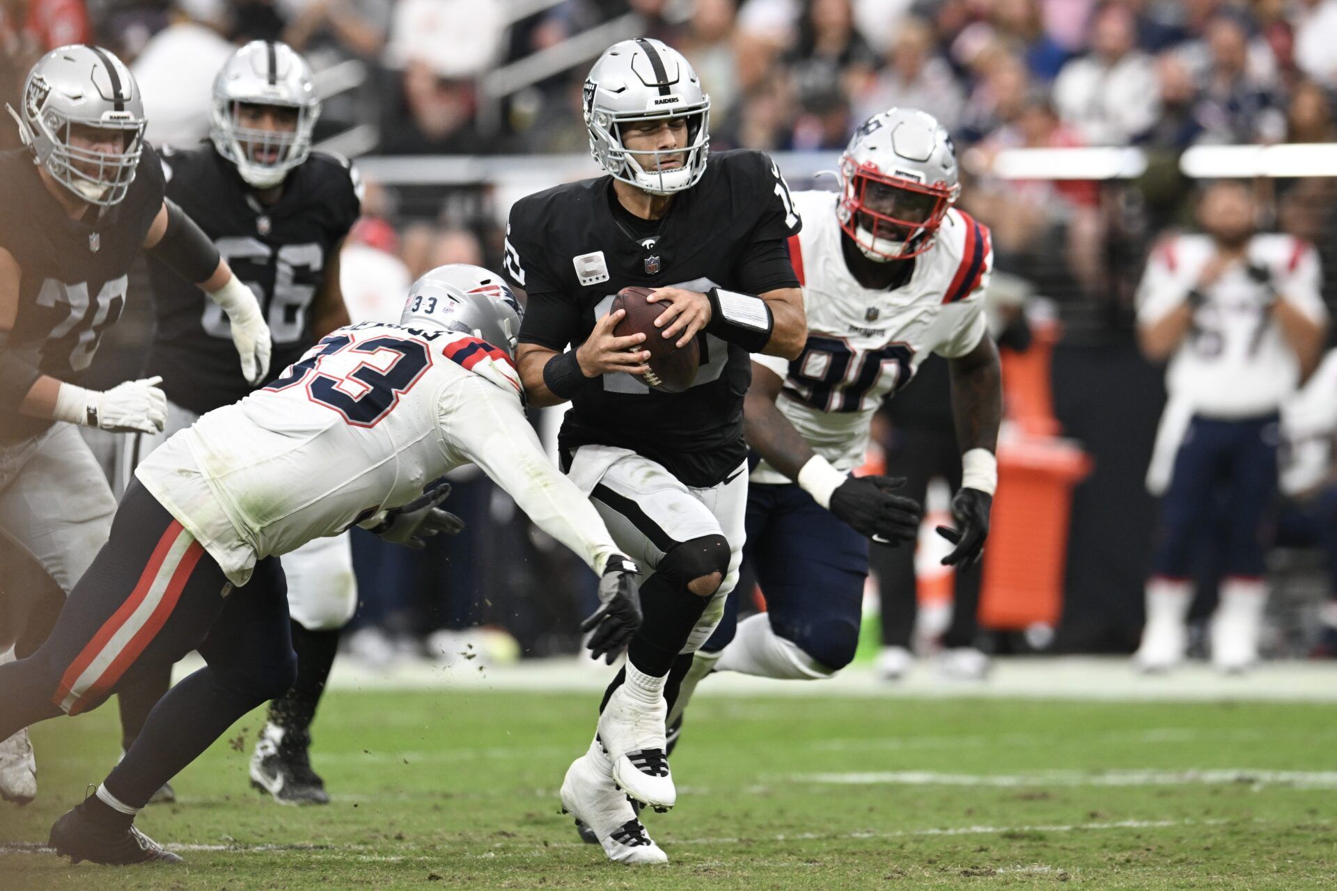 Las Vegas Raiders QB Jimmy Garoppolo (10) tries to run against the New England Patriots.