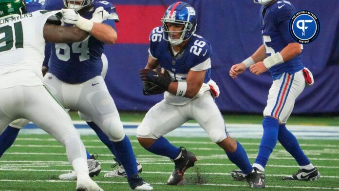 New York Giants running back Saquon Barkley (26) runs against the New York Jets during the second half at MetLife Stadium.