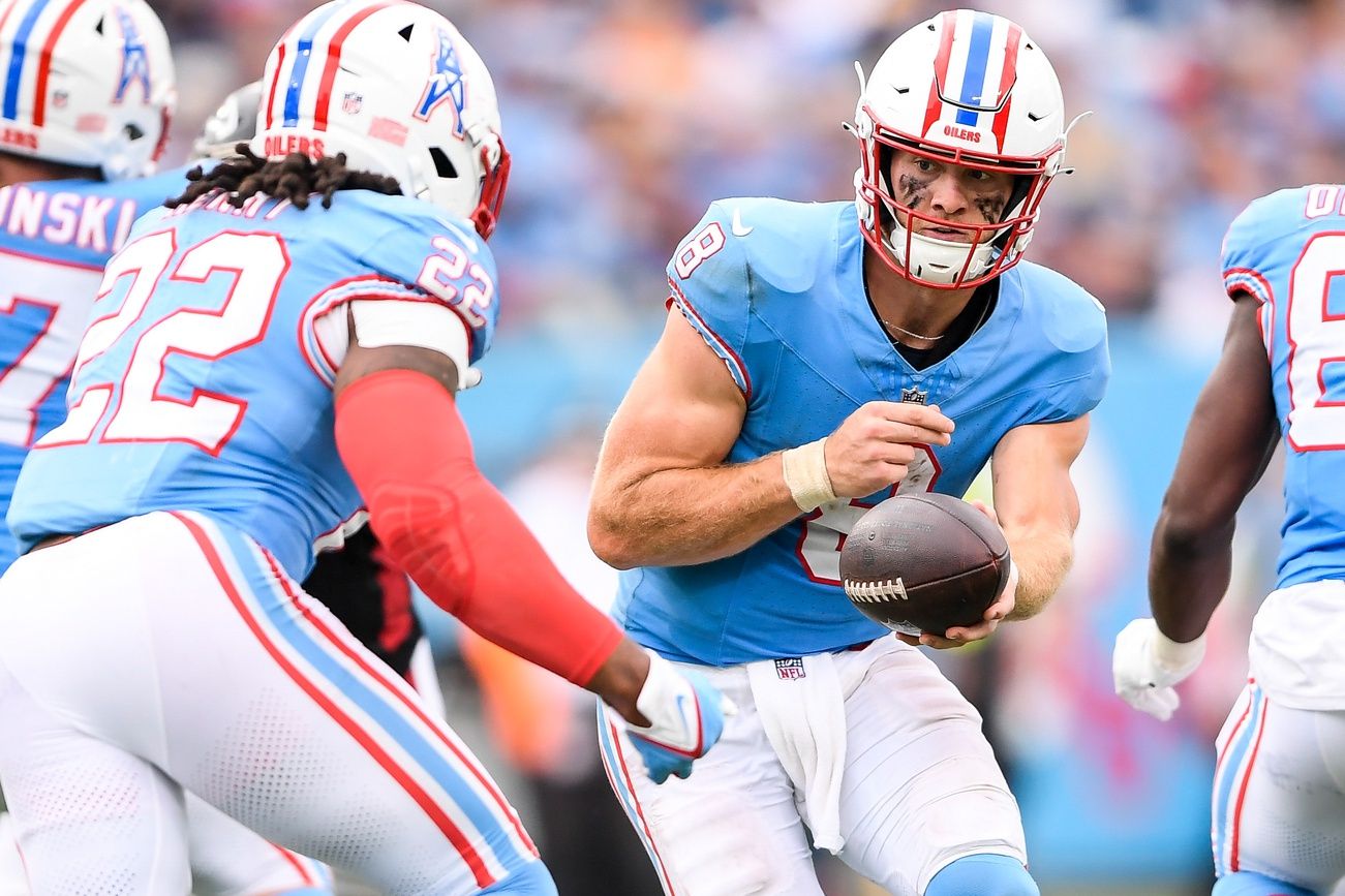 Tennessee Titans quarterback Will Levis (8) hands the ball to running back Derrick Henry (22) during the second half at Nissan Stadium.