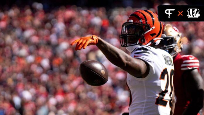 Cincinnati Bengals RB Joe Mixon (28) signals for a first down against the Cincinnati Bengals.