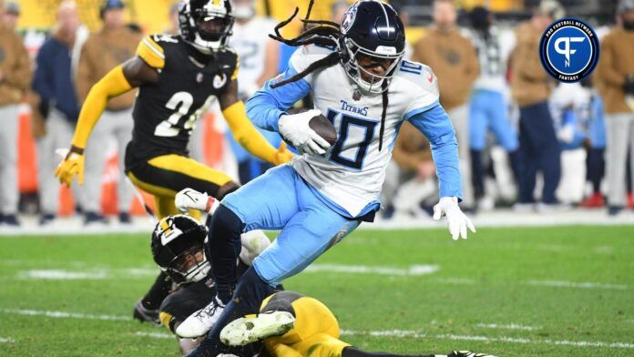 Tennessee Titans WR DeAndre Hopkins (10) runs after the catch against the Pittsburgh Steelers.