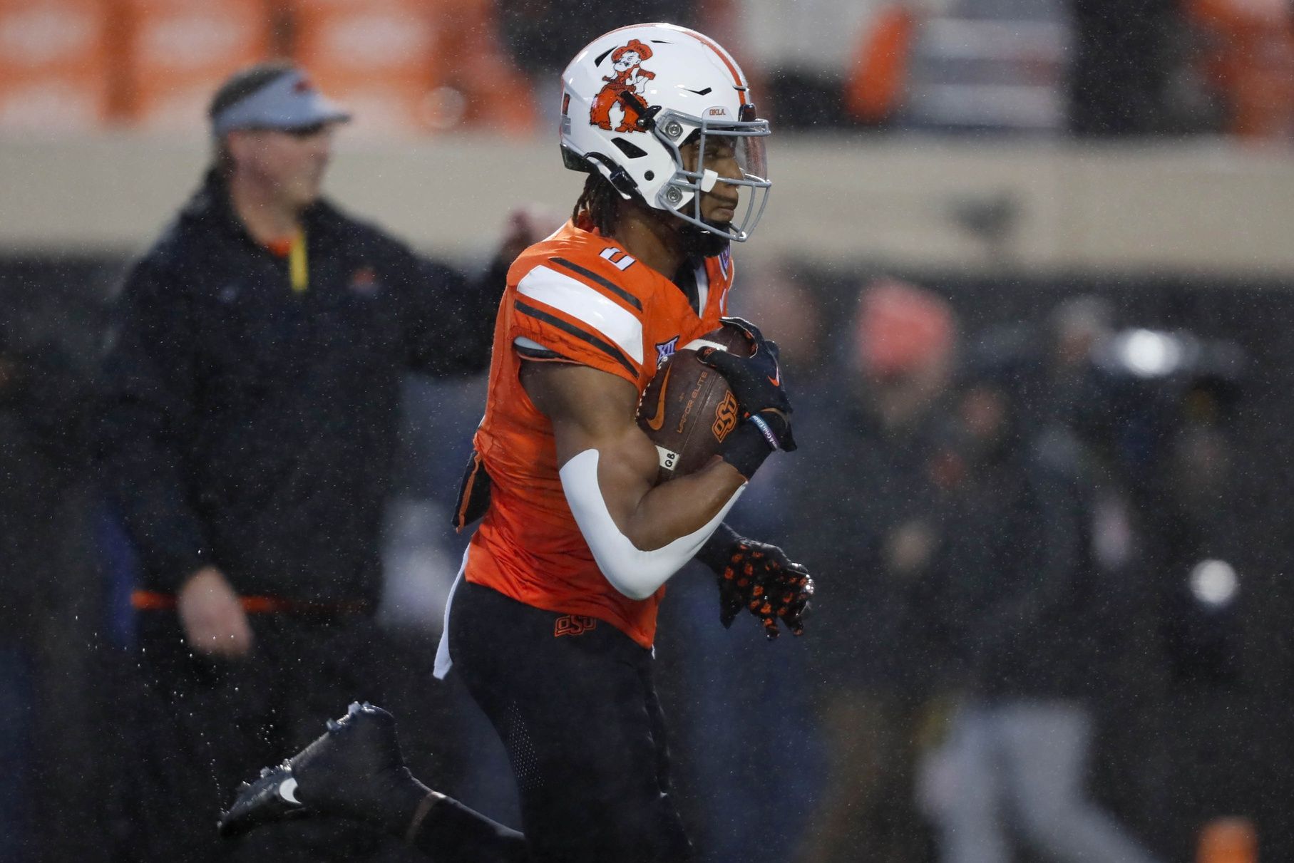 Ollie Gordon II (0) warms up before a game against the Cincinnati Bearcats at Boone Pickens Stadium.