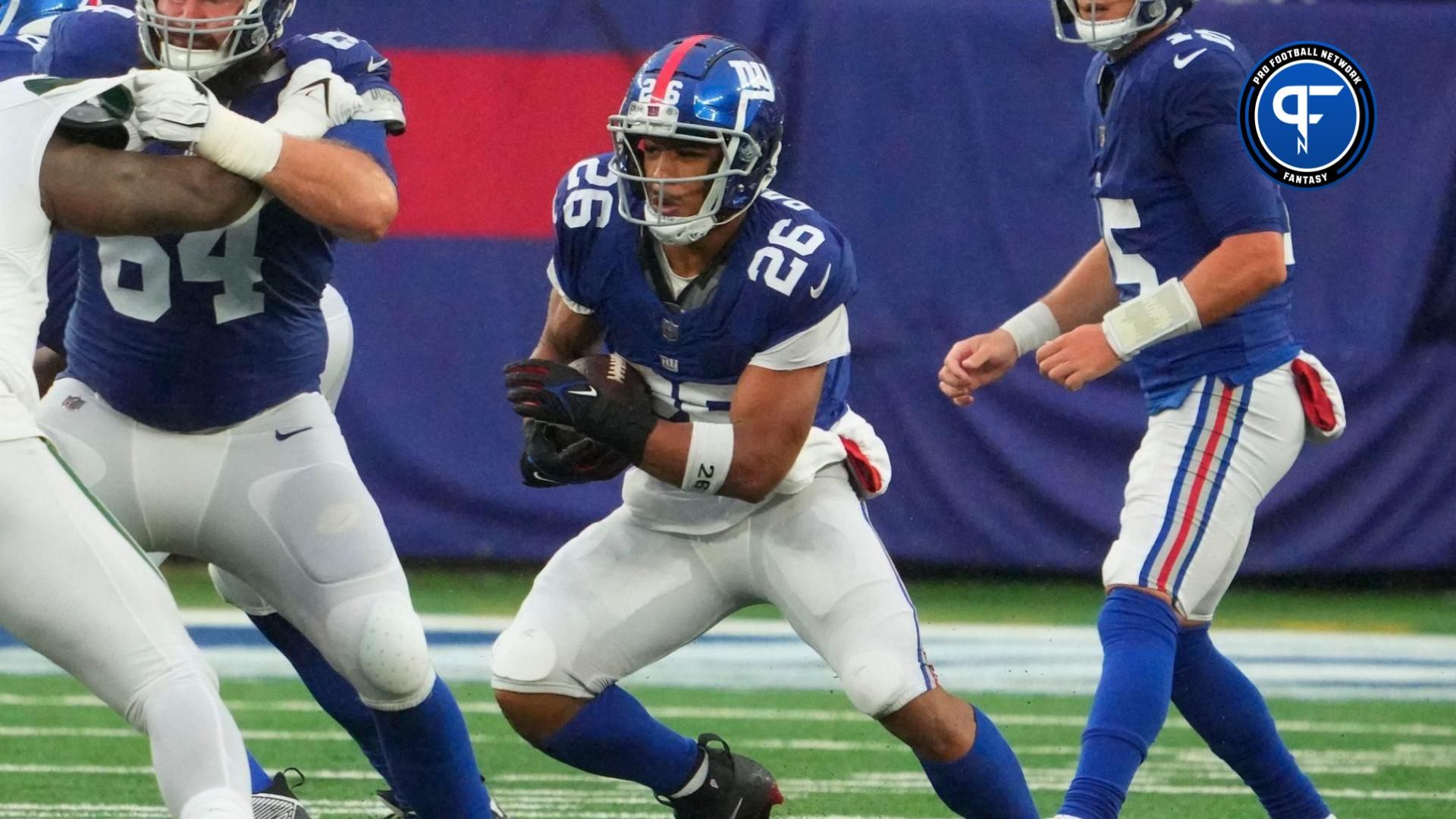 Saquon Barkley (26) runs against the New York Jets during the second half at MetLife Stadium.