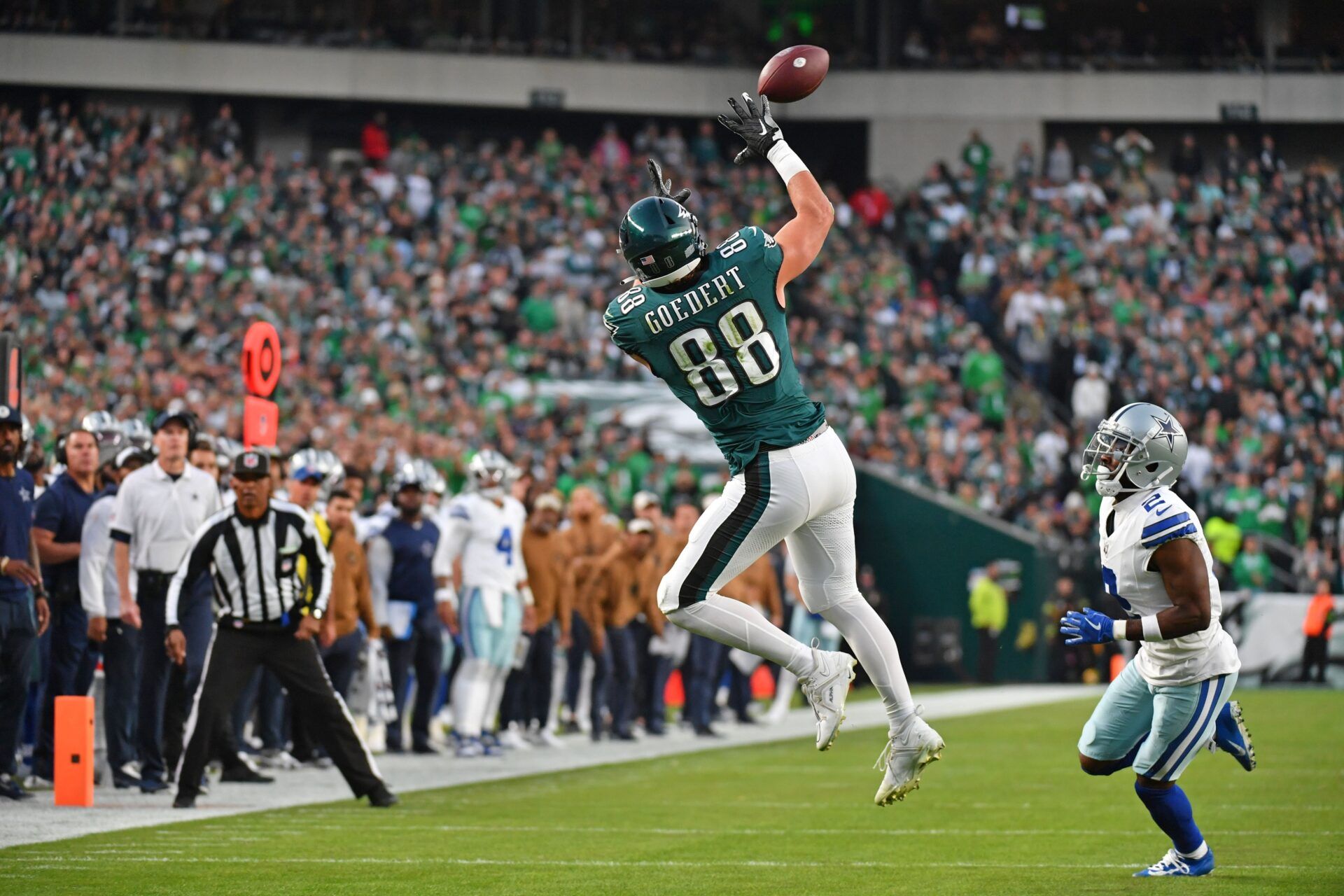 Dallas Goedert (88) makes a catch against Dallas Cowboys cornerback Jourdan Lewis (2) during the first quarter at Lincoln Financial Field.