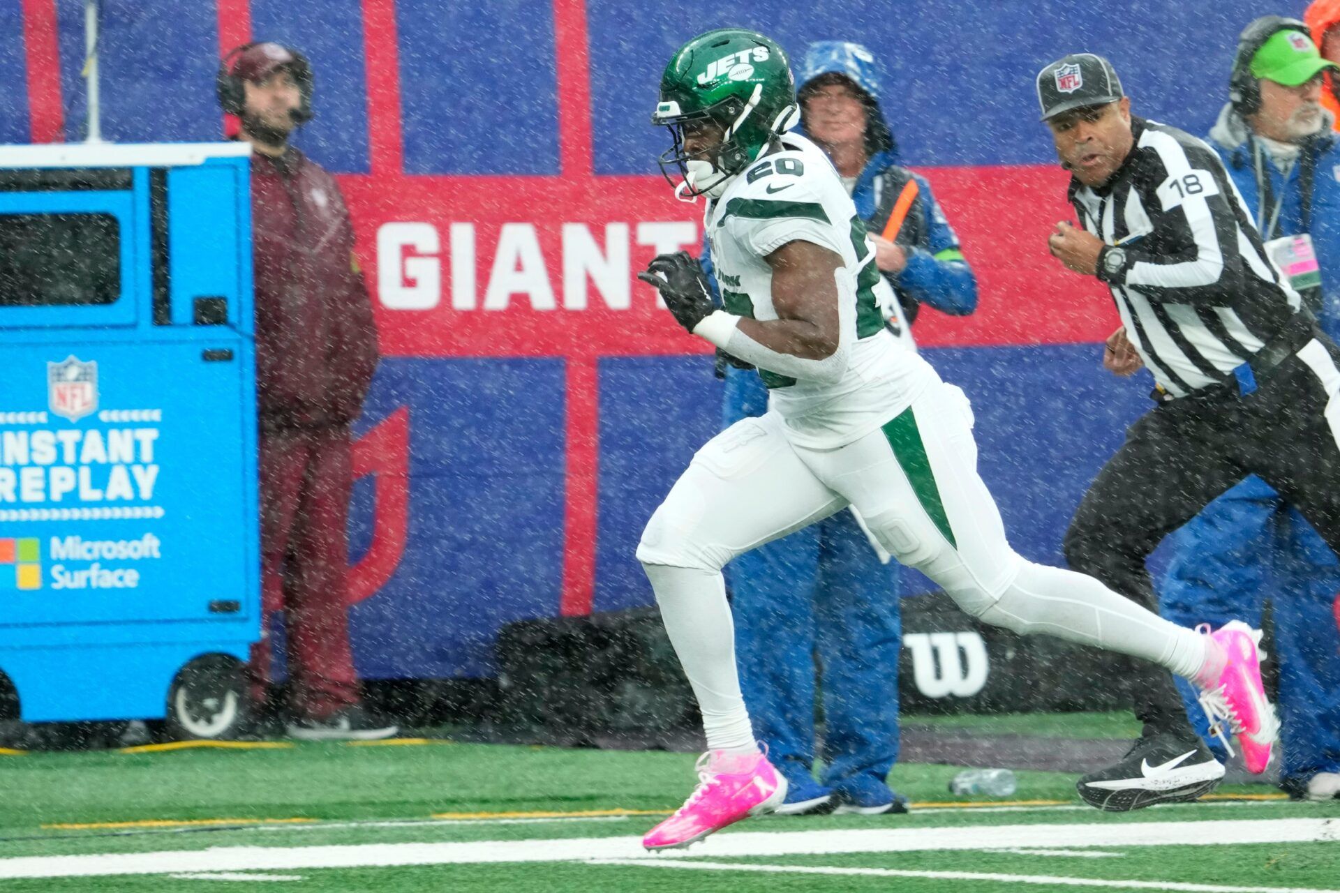 New York Jets RB Breece Hall (20) runs in for a touchdown.