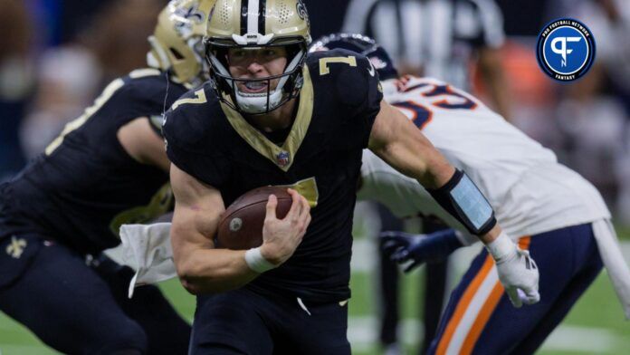 New Orleans Saints TE Taysom Hill (7) runs with the ball against the Chicago Bears.