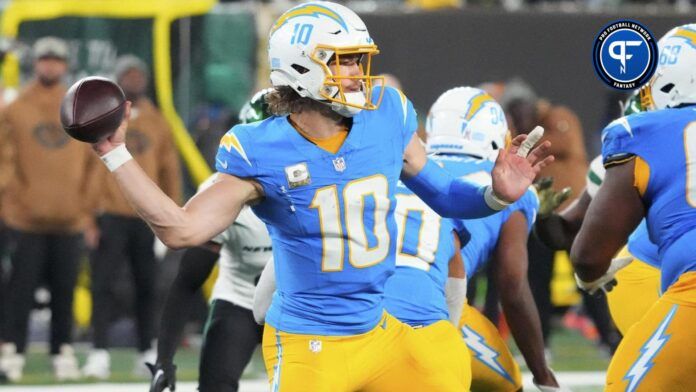 Los Angeles Chargers QB Justin Herbert (10) throws the ball against the New York Jets.