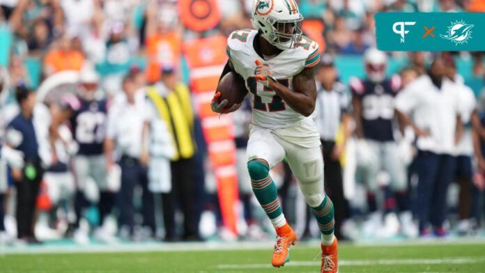 Miami Dolphins WR Jaylen Waddle (17) runs in for a touchdown against the New England Patriots.