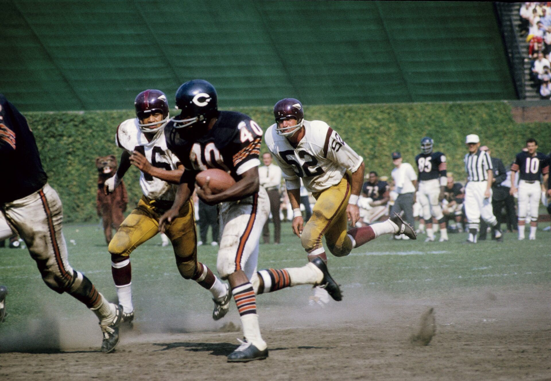 Chicago Bears running back Gayle Sayers (40) runs the ball against the Washington Redskins at Wrigley Field.