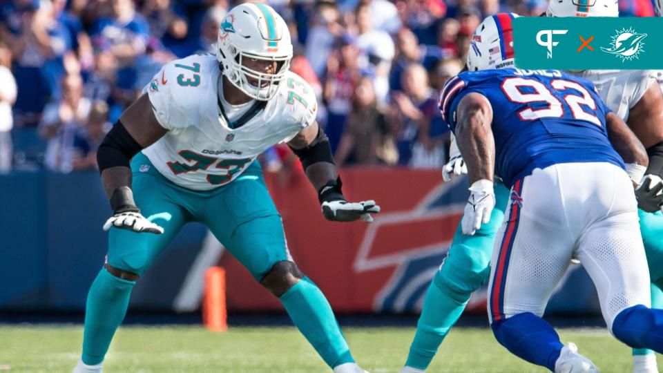 Miami Dolphins OT Austin Jackson (73) prepares to block a Buffalo Bills defender.