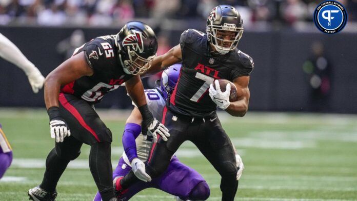 Bijan Robinson (7) runs with the ball against the Minnesota Vikings at Mercedes-Benz Stadium.