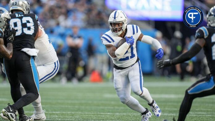 Indianapolis Colts RB Zack Moss (21) runs the ball against the Carolina Panthers.