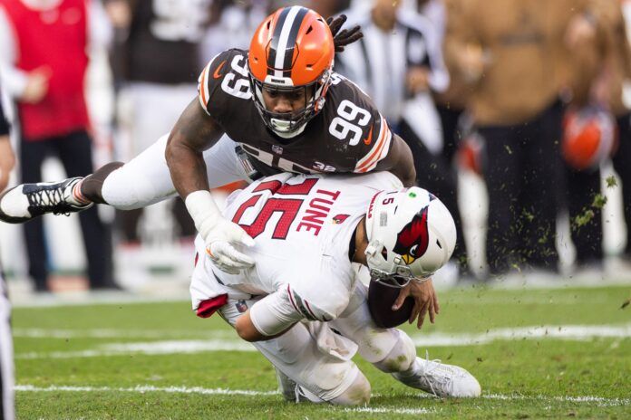 Cleveland Browns defensive end Za'Darius Smith (99) sacks Arizona Cardinals quarterback Clayton Tune (15) during the fourth quarter at Cleveland Browns Stadium.