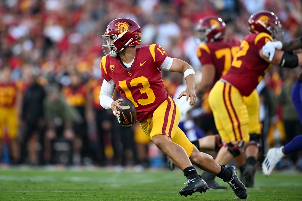 USC Trojans quarterback Caleb Williams (13) looks to pass against the Washington Huskies during the first quarter at United Airlines Field at Los Angeles Memorial Coliseum.