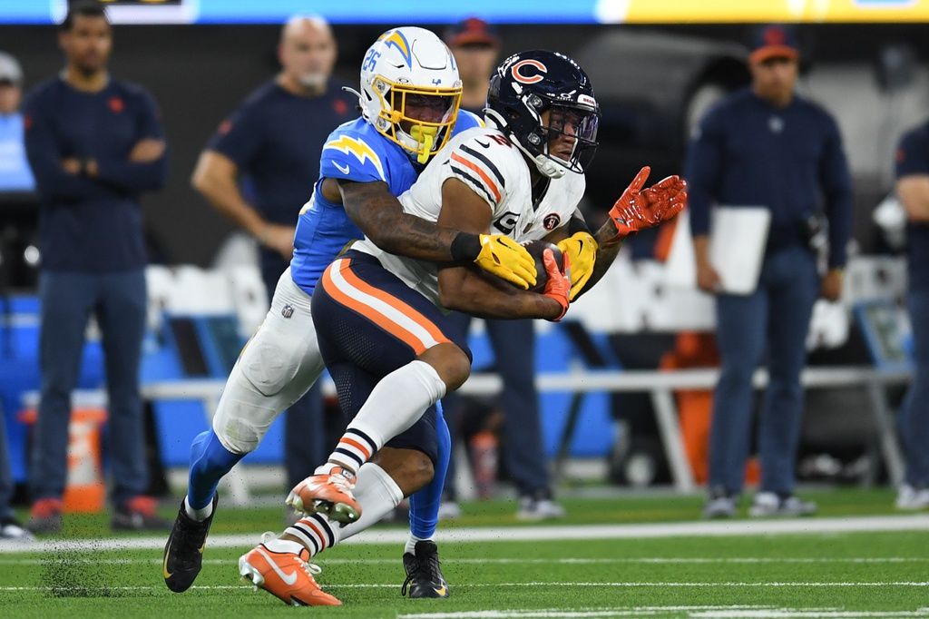 Los Angeles Chargers cornerback Asante Samuel Jr. (26) attempts to tackle Chicago Bears wide receiver DJ Moore (2).