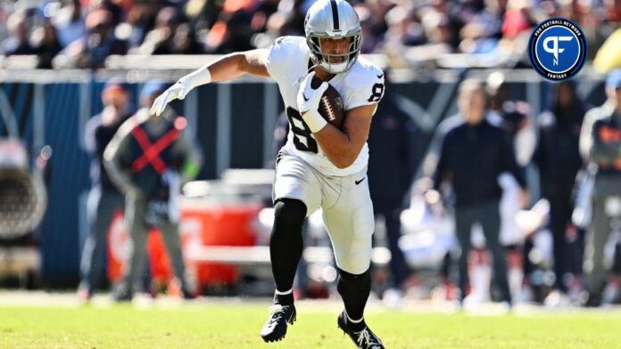 Las Vegas Raiders tight end Austin Hooper (81) runs with the ball against the Chicago Bears at Soldier Field.