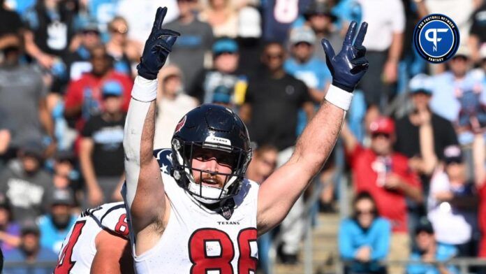 Houston Texans tight end Dalton Schultz (86) signals a touchdown in the third quarter at Bank of America Stadium.